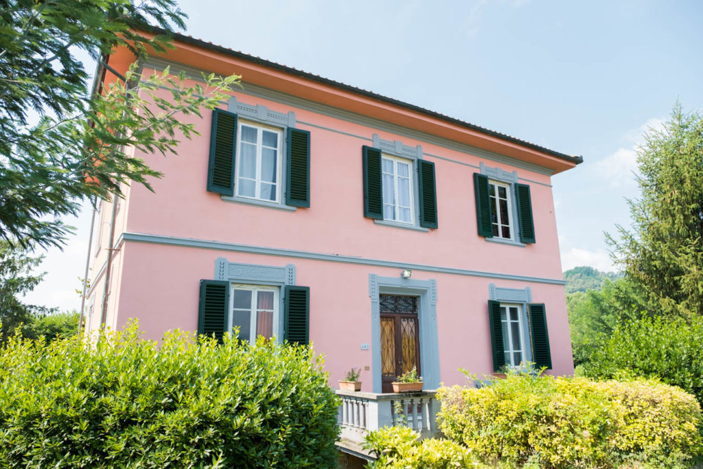 B&B Villa Sunrise Lucca una casa di color rosa